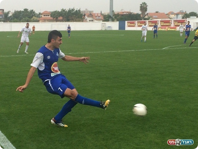 פיספס מספר הזדמנויות מצוינות לשער. אסף לוי (אלירן ברנשטיין)